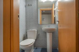 ein Badezimmer mit Toilette und Waschbecken in der Unterkunft Bright and modern Duplex with terrace in Eixample district P2 in Barcelona + 9 Fotos