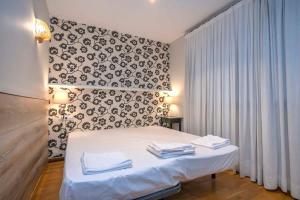 Ein Bett oder Betten in einem Zimmer der Unterkunft Bright and modern Duplex with terrace in Eixample district P2