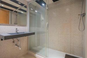Ein Badezimmer in der Unterkunft Bright and modern Duplex with terrace in Eixample district P2