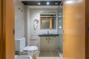 Ein Badezimmer in der Unterkunft Bright and modern Duplex with terrace in Eixample district P2