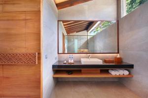 Koupelna v ubytování Katamaran Hotel & Resort Lombok