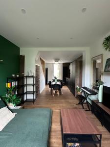 uma sala de estar com um sofá e uma mesa em Le coin caché em Dijon