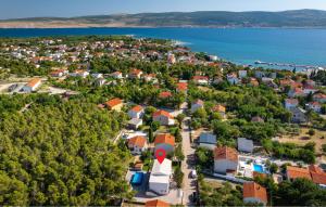 una vista aérea de una pequeña ciudad junto al agua en Amazing Home In Seline With Wifi, en Seline