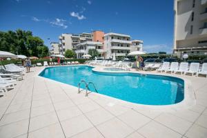 Bazén v ubytování Park Hotel Serena nebo v jeho okolí