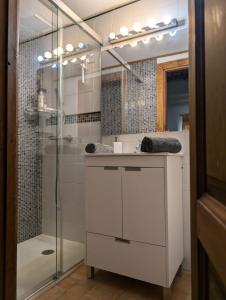 ein Badezimmer mit Dusche und weißem Waschbecken in der Unterkunft Dar Ar Nur Albaycin con patio in Granada