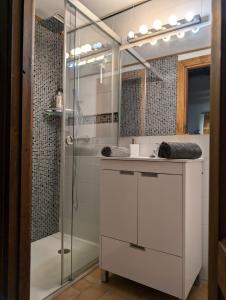 ein weißes Badezimmer mit Dusche und Waschbecken in der Unterkunft Dar Ar Nur Albaycin con patio in Granada + 32 Fotos