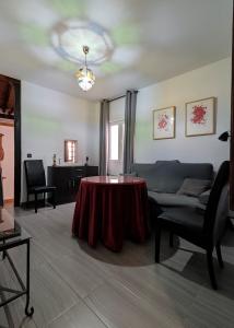 ein Wohnzimmer mit einem Tisch und einem Sofa in der Unterkunft Dar Ar Nur Albaycin con patio in Granada