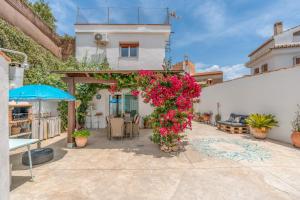 ein Haus mit einem Blumenstrauß auf einer Terrasse in der Unterkunft Casa con Vistas a Sierra Nevada in Saleres