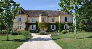 an old house with a pathway in front of it at Château Le Tour - Chambres d'Hôtes in Faux