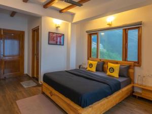 Postel nebo postele na pokoji v ubytování The Hosteller Mussoorie, Mall Road