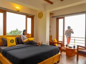 Postel nebo postele na pokoji v ubytování The Hosteller Mussoorie, Mall Road