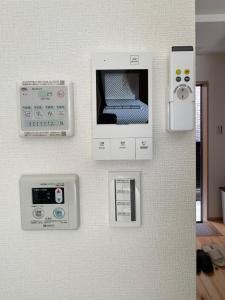 a wall with a birth control machine and a birth control at 新宿池袋へ電車で10分の好立地-高田馬場駅前-温もりある木目調デザイン in Tokyo