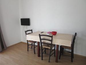 TV a/nebo společenská místnost v ubytování Apartmani Jasminka