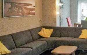 Posezení v ubytování Two-Bedroom Holiday Home In Callantsoog