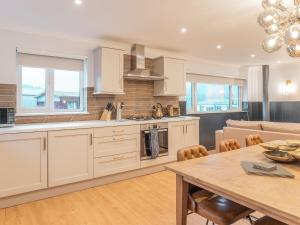 Kuchyň nebo kuchyňský kout v ubytování Eachaig Cottage - Uk7812 + 16 fotografií