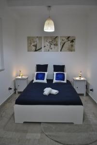 sypialnia z dużym łóżkiem z niebieską pościelą i niebieskimi poduszkami w obiekcie B&B Scilla Mare w mieście Scilla +37 zdjęć
