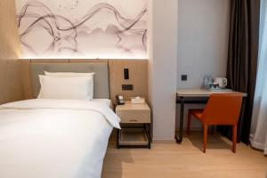 Ένα ή περισσότερα κρεβάτια σε δωμάτιο στο Le Chao Hotel Shanghai People's Square Changzheng Hospital Branch