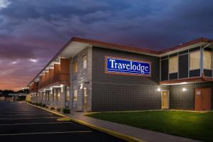 een travelodge bord aan de zijkant van een gebouw bij Travelodge by Wyndham Bloomington in Bloomington