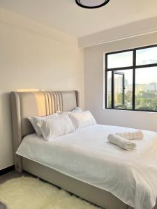 Una cama o camas en una habitación de Brickford heights kilimani