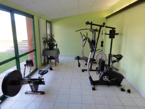 Fitness centrum a/nebo fitness zařízení v ubytování Hôtel Restaurant La Crèche et sa piscine intérieure - Logis Hôtels