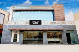アルワルにあるHotel O Alwarの目の前に見造りの看板がある建物