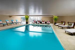 Bazén v ubytování Hyatt Regency Savannah nebo v jeho okolí