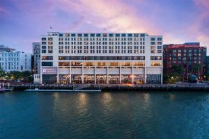 Výhled na řeku, která protéká v blízkosti hotelu