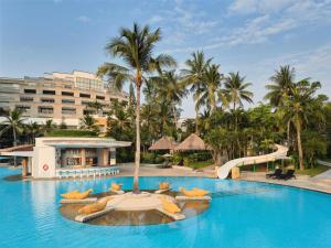 Hilton Hua Hin Resort & Spa内部或周边的泳池