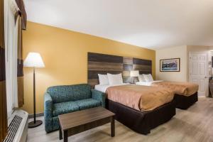 TurnwoldにあるQuality Inn & Suites Greensboro near Lake Oconeeのベッド2台と椅子があるホテルの部屋 +26枚の写真