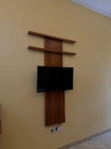 TV a/nebo společenská místnost v ubytování Ocho Bali Surf Camp