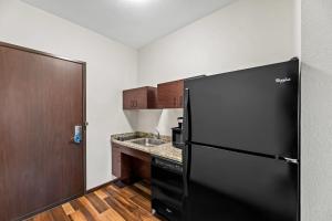 Kuchyň nebo kuchyňský kout v ubytování MainStay Suites Lufkin