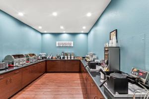 Kuchyň nebo kuchyňský kout v ubytování MainStay Suites Lufkin