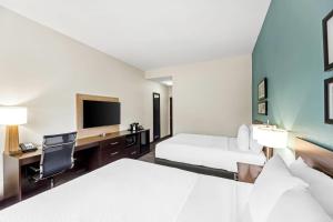 Postel nebo postele na pokoji v ubytování Sleep Inn Lufkin