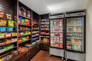 Supermarket nebo jiné obchody v  hotelu nebo okolí