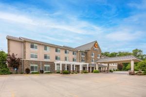 a hotel with a parking lot in front of it at Comfort Inn & Suites Dover in Dover
