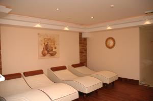 a waiting room with white chairs and a picture on the wall at Hotel-Garni Almhof in Mayrhofen