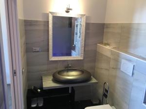 y baño con lavabo y espejo. en Roma Veneto Relais en Roma