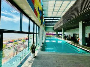 Bazén v ubytování Khu du lịch biển Flamingo Hải Tiến Ibiza nebo v jeho okolí