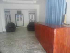 米瑞莎Coralworld Hotel的带蓝色窗帘的房间里的木制讲台