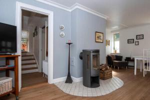 Sjónvarps- og/eða afþreyingartæki á Cozy Central Located Townhouse In Nakskov