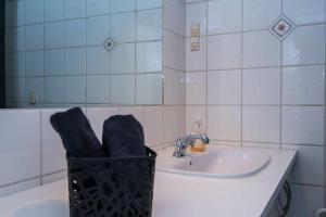 Baðherbergi á Cozy Central Located Townhouse In Nakskov +31 mynd
