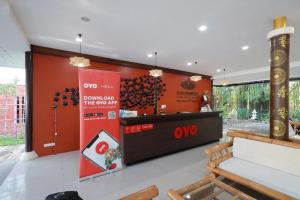 un magasin avec un comptoir et un banc dans une pièce dans l'établissement Tong House Resort, à Chiang Mai 127 autres photos