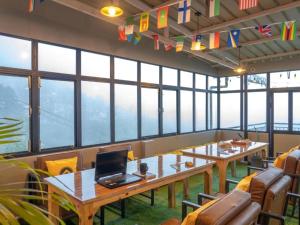Restaurace v ubytování The Hosteller Mussoorie, Mall Road