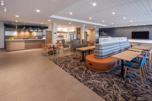 卡利斯佩尔Home2 Suites By Hilton Kalispell, Mt的有桌椅和酒吧的餐厅