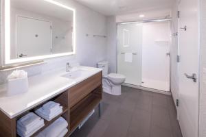 Home2 Suites By Hilton Kalispell, Mt的一间浴室
