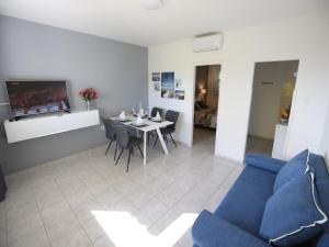 Posezení v ubytování Scenic Holiday Home in Bibinje near Sea