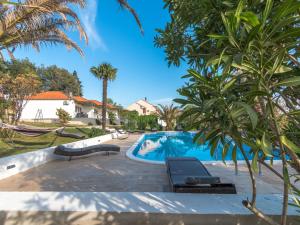 Bazén v ubytování Scenic Holiday Home in Bibinje near Sea nebo v jeho okolí