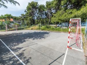 Tenis a/nebo squash v ubytování Scenic Holiday Home in Bibinje near Sea nebo okolí