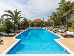 Bazén v ubytování Scenic Holiday Home in Bibinje near Sea nebo v jeho okolí