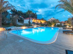 Bazén v ubytování Scenic Holiday Home in Bibinje near Sea nebo v jeho okolí